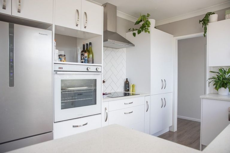 Photo of property in 8 Halcombe Place, Green Bay, Auckland, 0604