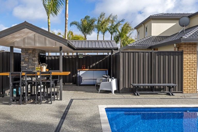 Photo of property in 2 Canonbie Place, East Tamaki Heights, Auckland, 2016