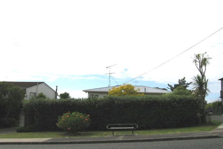 Photo of property in 2/1009 Beach Road, Torbay, Auckland, 0630