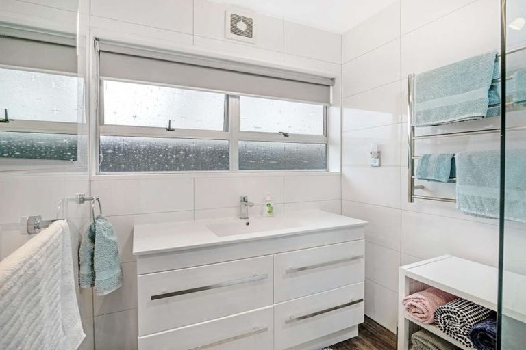 Photo of property in 2 Langley Avenue, Milson, Palmerston North, 4414