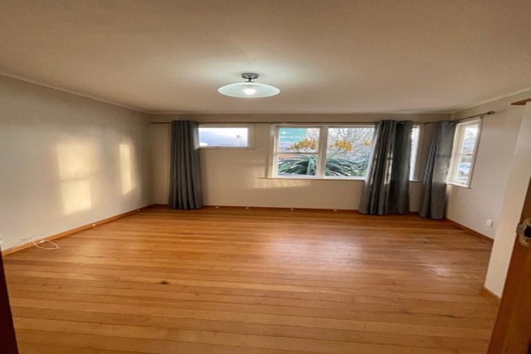 Photo of property in 13 Buscomb Avenue, Henderson, Auckland, 0610