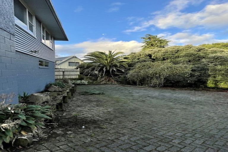 Photo of property in 13 Buscomb Avenue, Henderson, Auckland, 0610