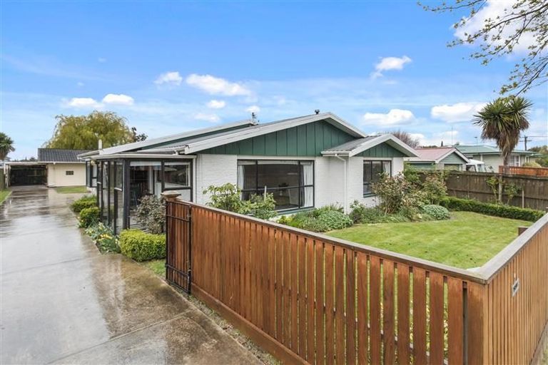 Photo of property in 4 Brookby Crescent, Avonhead, Christchurch, 8042