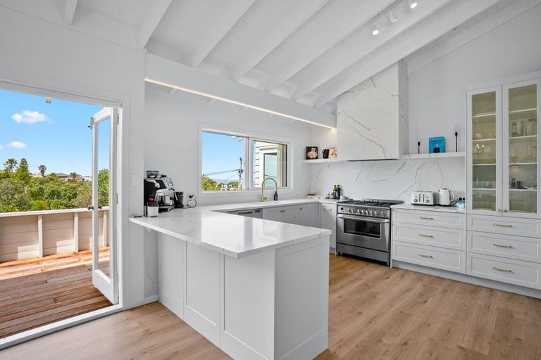 Photo of property in 7 Parr Terrace, Castor Bay, Auckland, 0620