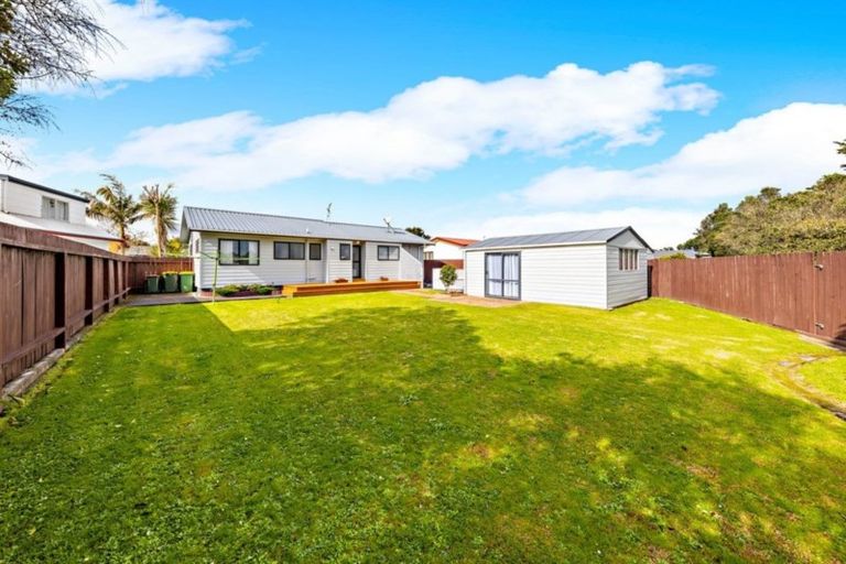 Photo of property in 28 Seaward Place, Wattle Downs, Auckland, 2103