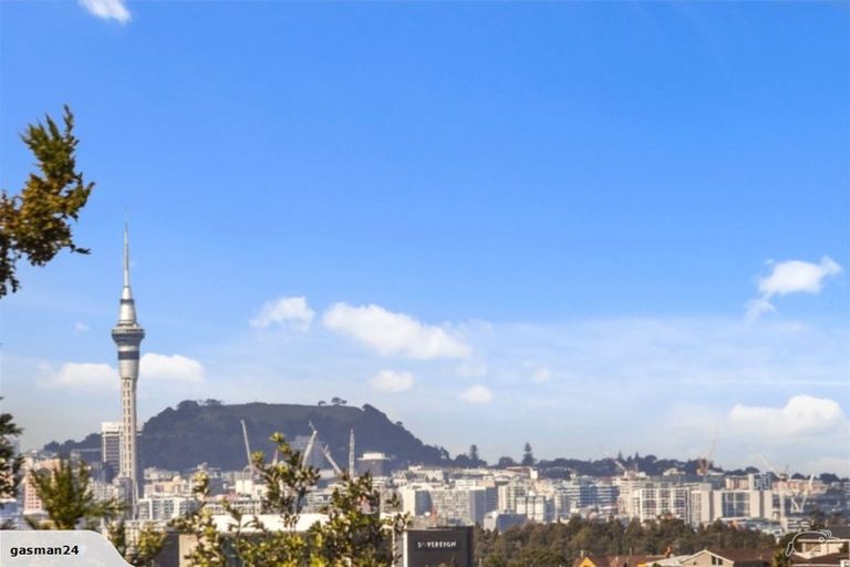 Photo of property in 15 Ravenwood Drive, Forrest Hill, Auckland, 0620