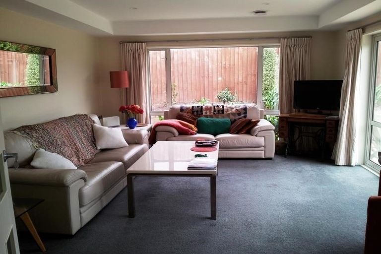 Photo of property in 5 Matthew Place, Kawaha Point, Rotorua, 3010