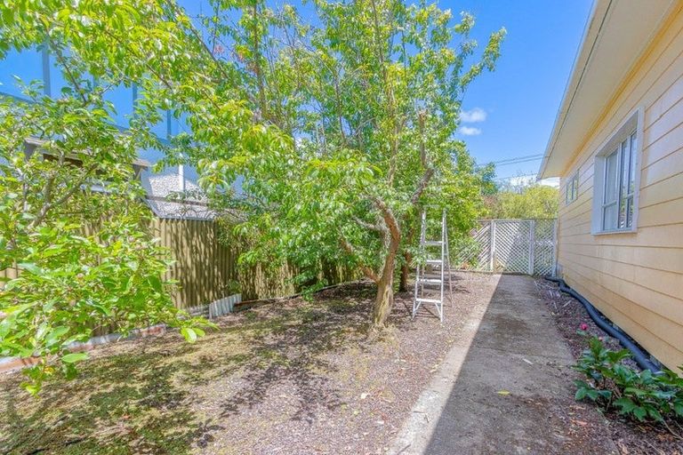 Photo of property in 18 Hunia Street, Marton, 4710