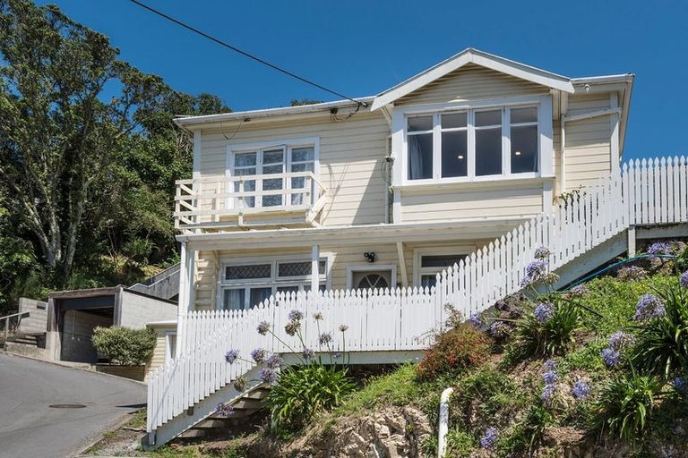 Photo of property in 2 Kopiko Way, Brooklyn, Wellington, 6021