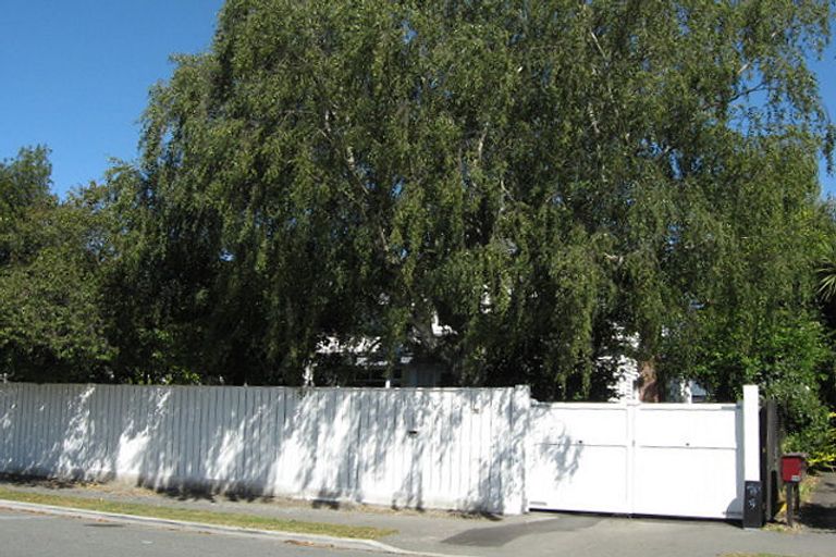 Photo of property in 98 Aikmans Road, Merivale, Christchurch, 8014