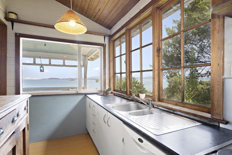 Photo of property in 35 Ferry Road, Days Bay, Lower Hutt, 5013