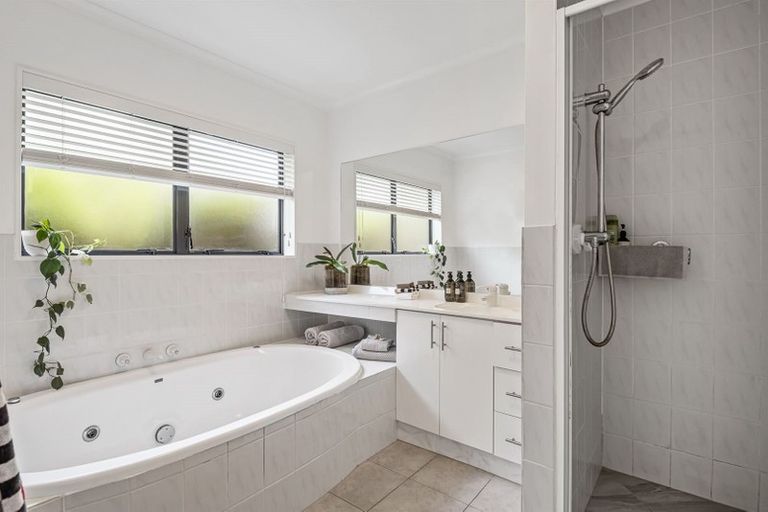 Photo of property in 31 Seaton Road, Murrays Bay, Auckland, 0630