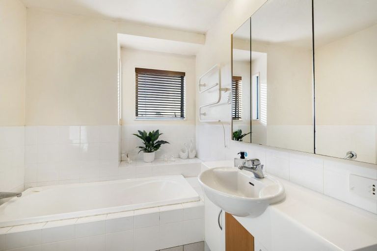 Photo of property in 22/8 Tobago Place, Sunnynook, Auckland, 0620