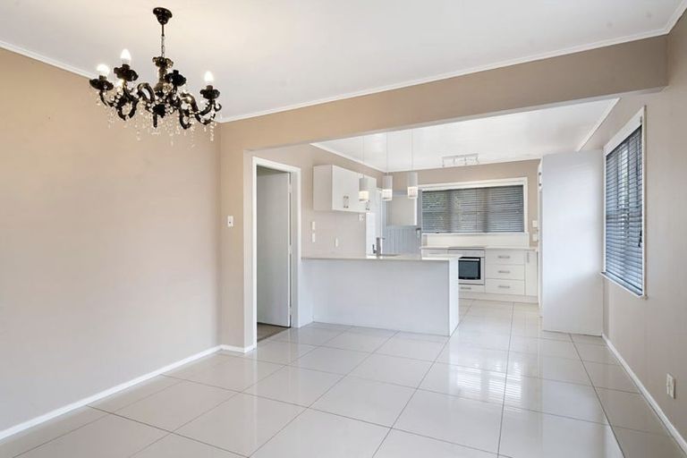 Photo of property in 16 Coniston Avenue, Te Atatu South, Auckland, 0610