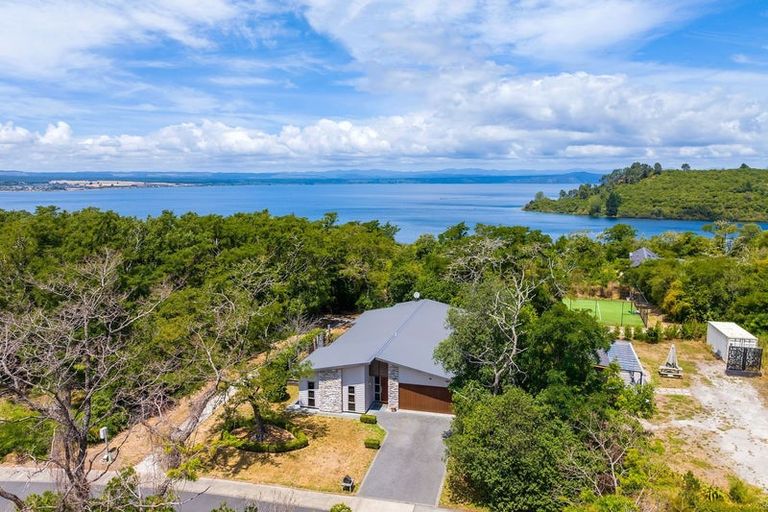 Photo of property in 10 Parawera Drive, Acacia Bay, Taupo, 3330