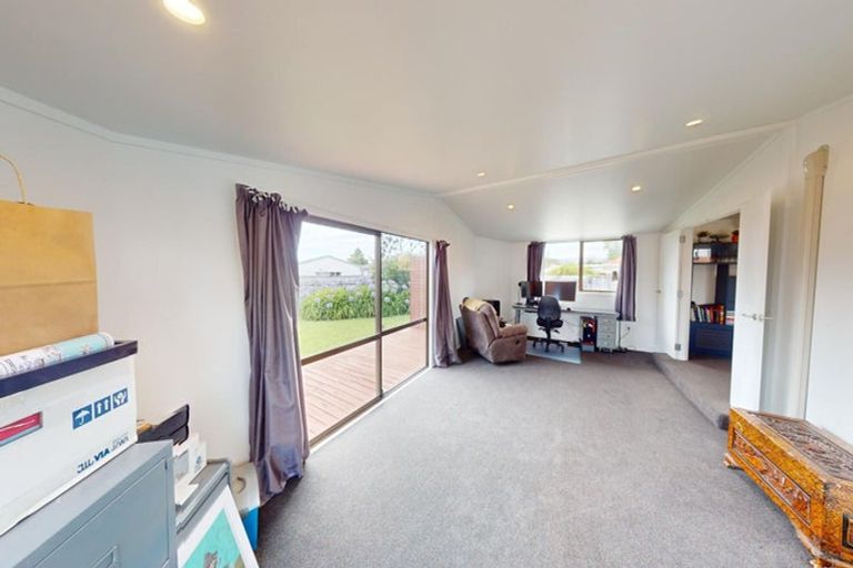 Photo of property in 23 Colonial Place, Kelvin Grove, Palmerston North, 4414