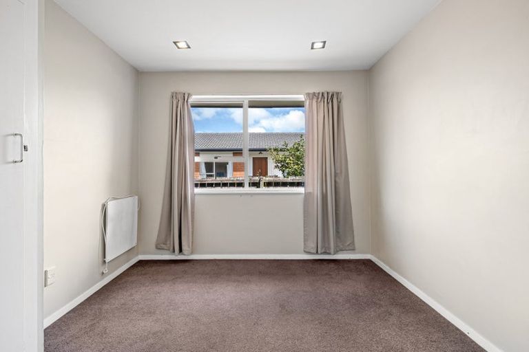 Photo of property in 27 Denniston Crescent, Redwood, Christchurch, 8051