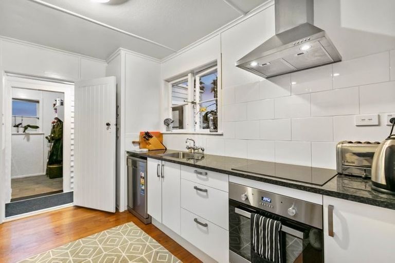 Photo of property in 18 Crawford Avenue, Mangere Bridge, Auckland, 2022