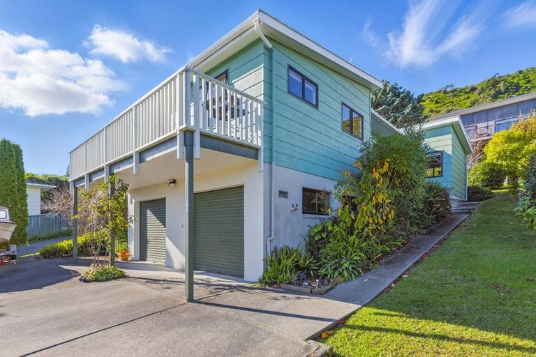 Photo of property in 47 Kakariki Grove, Waikanae, 5036