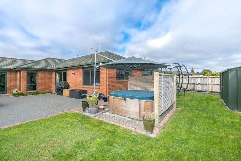 Photo of property in 30 Waiwherowhero Drive, St Andrews, Hamilton, 3200
