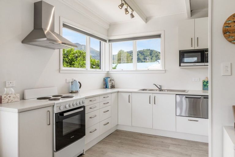 Photo of property in 30 Beach Road, Waikawa, Picton, 7220
