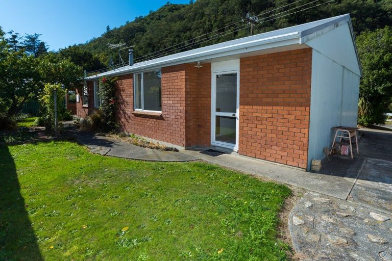 Photo of property in 1b Canterbury Street, Picton, 7220