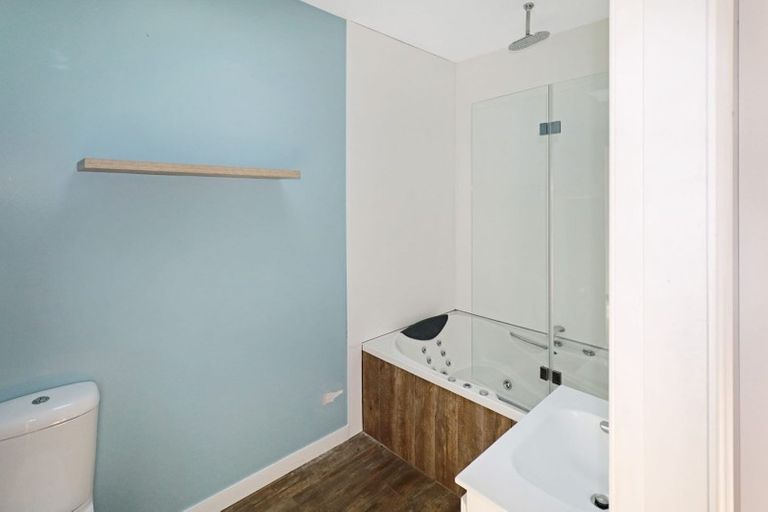 Photo of property in 242 Sutherland Road, Lyall Bay, Wellington, 6022