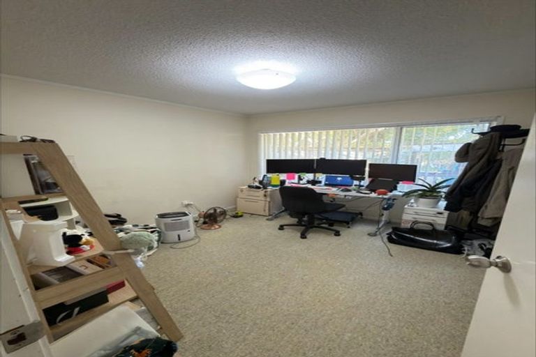 Photo of property in 1/309 Wairau Road, Totara Vale, Auckland, 0627