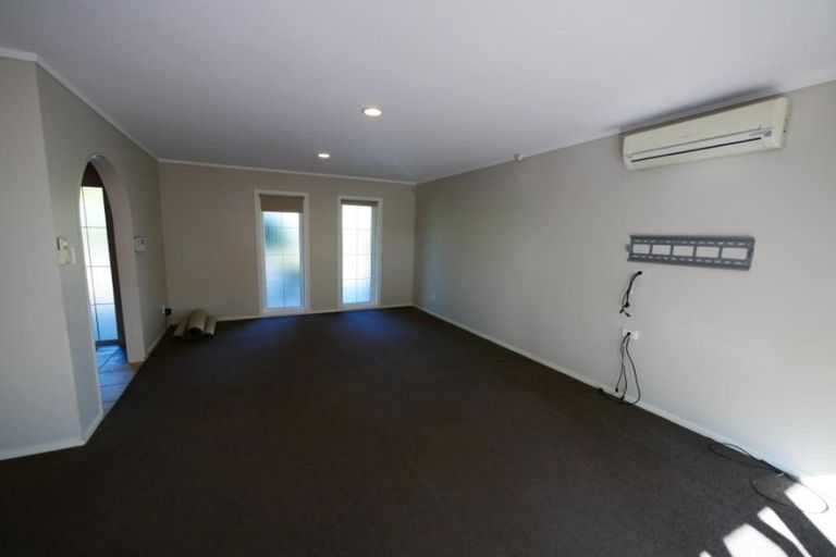 Photo of property in 14 Donzella Place, Conifer Grove, Takanini, 2112