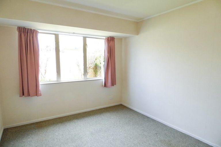 Photo of property in 72 Kingdale Road, Henderson, Auckland, 0610
