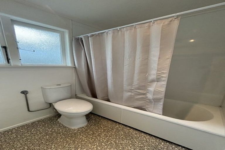 Photo of property in 2/10 William Bond Street, Stanley Point, Auckland, 0624