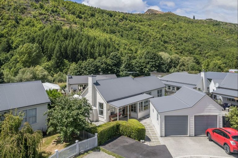 Photo of property in 12 Fletcher Way, Arrowtown, 9302