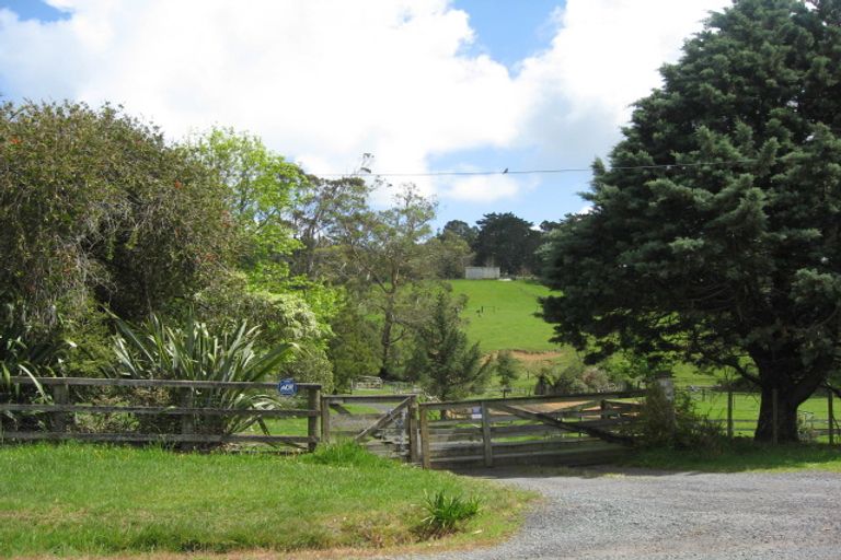 Photo of property in 130 Foster Road, Kumeu, 0891
