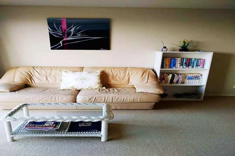 Photo of property in 31 Mcmillan Place, Mellons Bay, Auckland, 2014