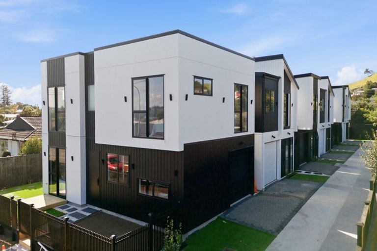 Photo of property in 31 Wallace Road, Mangere Bridge, Auckland, 2022