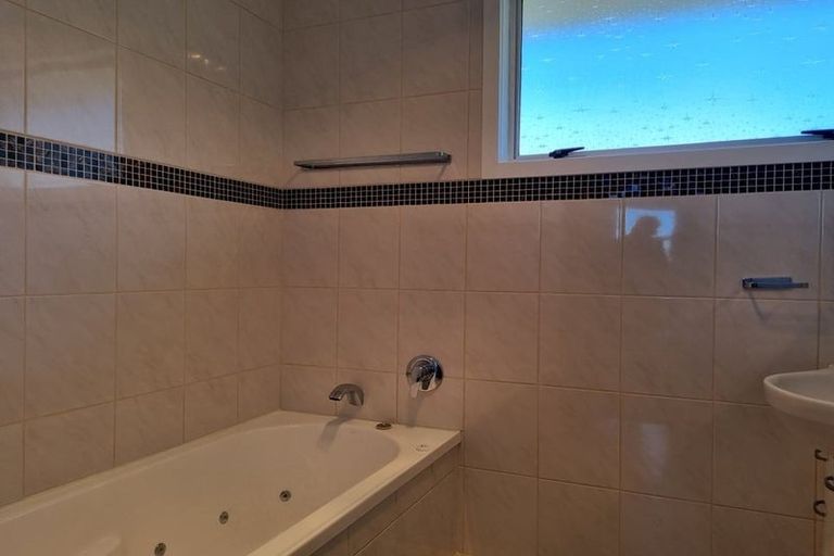 Photo of property in 124 Pioneer Road, Moturoa, New Plymouth, 4310