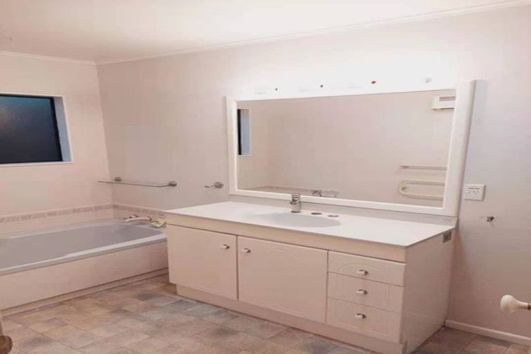 Photo of property in 3 Bayswater Place, Newlands, Wellington, 6037