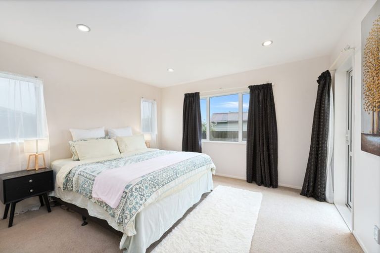 Photo of property in 5 Nirmal Place, Sunnyvale, Auckland, 0612