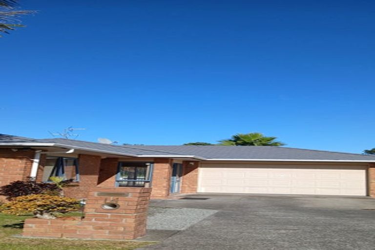 Photo of property in 14 Harobed Place, Weymouth, Auckland, 2103
