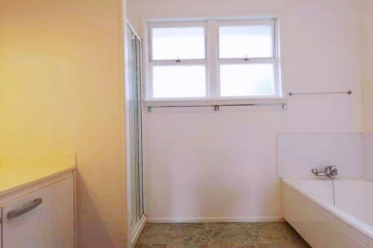 Photo of property in 90 Hillcrest Avenue, Hillcrest, Auckland, 0627