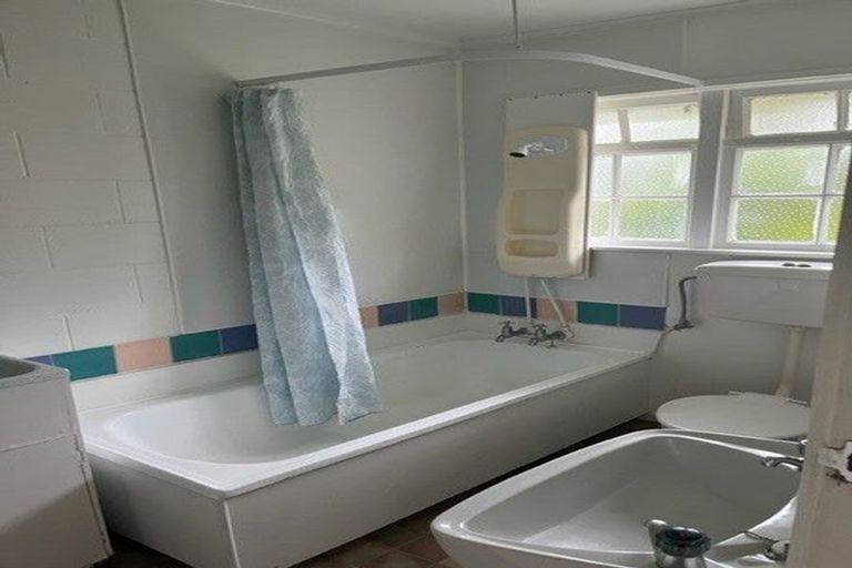 Photo of property in 1a Thurleigh Grove, Karori, Wellington, 6012