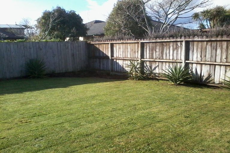 Photo of property in 12 O'sullivan Place, Waiuku, 2123