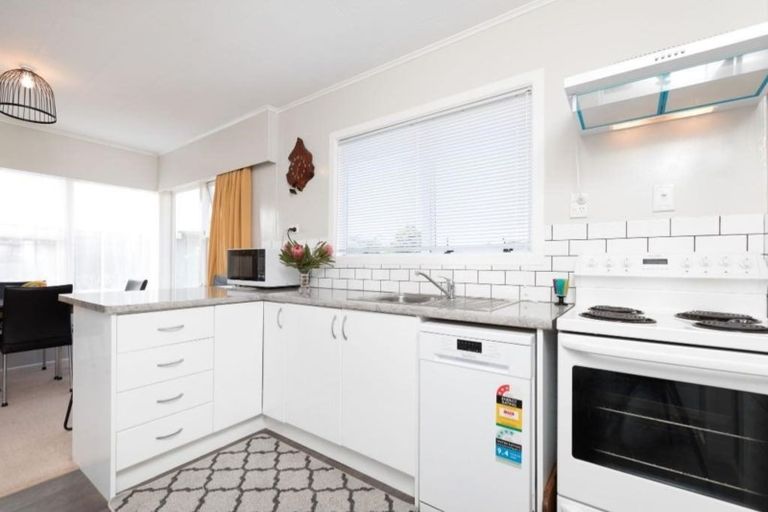 Photo of property in 11 Julian Place, Westown, New Plymouth, 4310