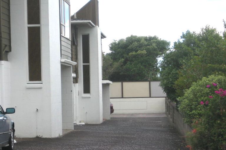 Photo of property in 2/20 Holdaway Avenue, Northcote, Auckland, 0627