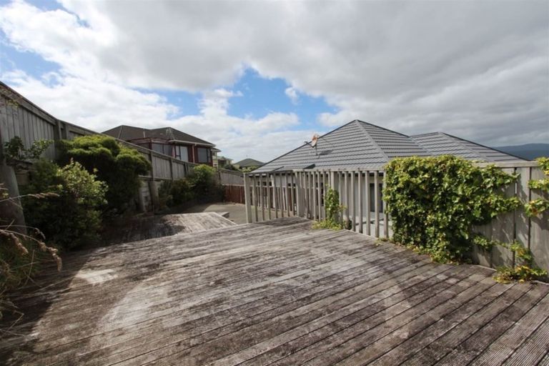 Photo of property in 59 Dress Circle, Newlands, Wellington, 6037