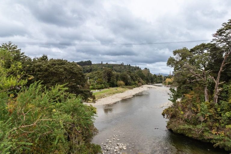 Photo of property in 18 Whangakoko Grove, Birchville, Upper Hutt, 5018