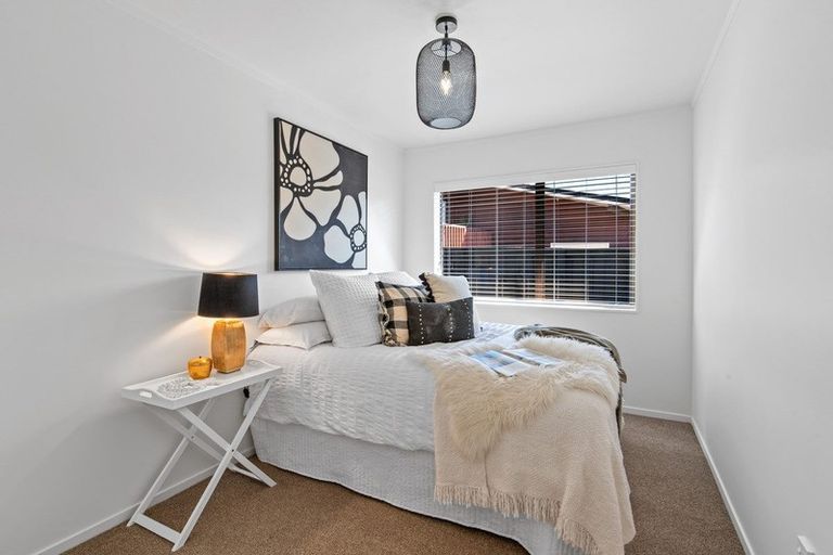 Photo of property in 1/149 West Harbour Drive, West Harbour, Auckland, 0618