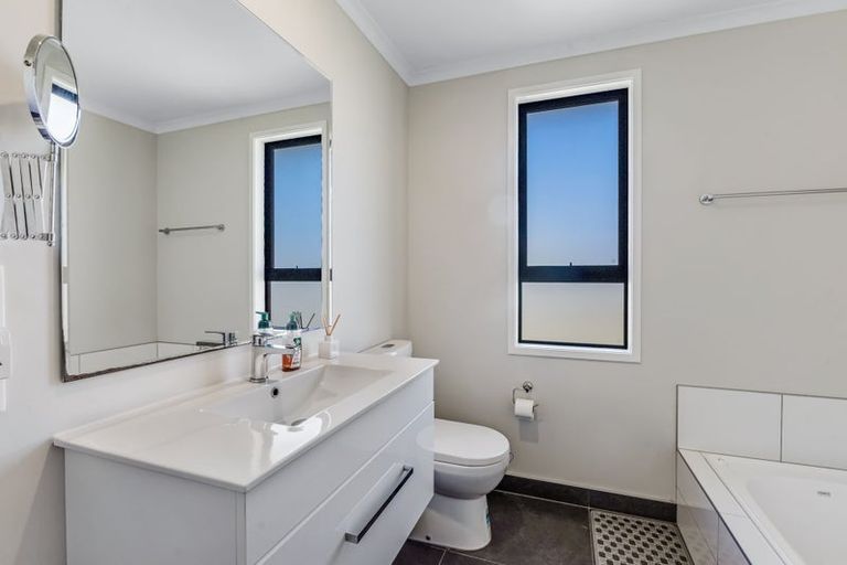 Photo of property in 7 Discovery Place, Marfell, New Plymouth, 4310