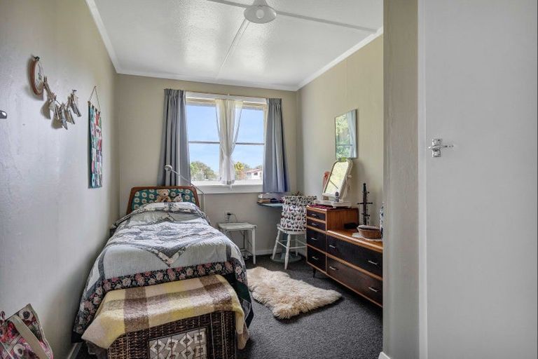 Photo of property in 1 Graham Street, Eltham, 4322