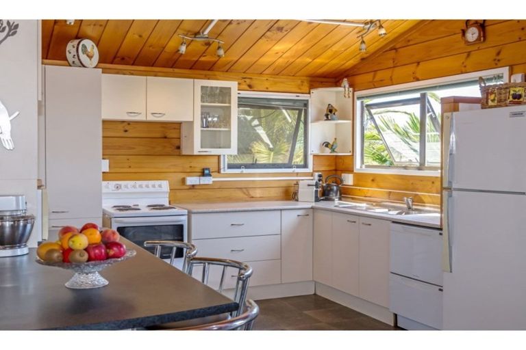 Photo of property in 1394 Whangaparaoa Road, Army Bay, Whangaparaoa, 0930